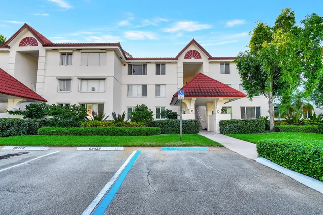 $2,350 | 104 Half Moon Circle, Unit C3, Hypoluxo, FL 33462