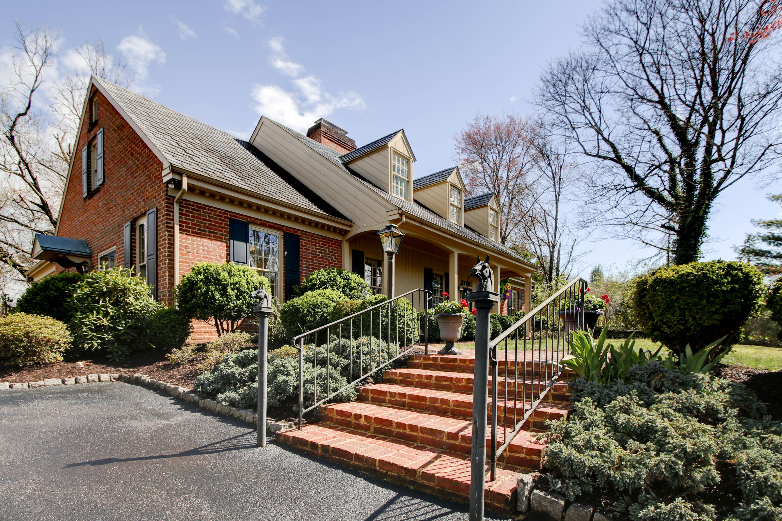 3866 Winding Way Road Southwest Roanoke, VA 24015 - Photo 2 of 71 Stately Entrance