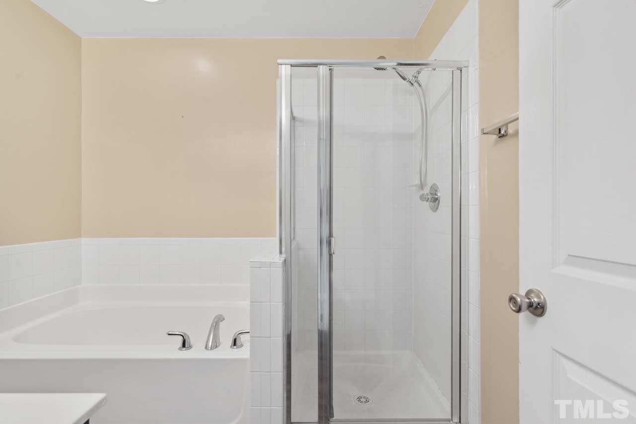 11720 Coppergate Drive, Unit 107 Raleigh, NC 27614 - Photo 24 of 26 a bathroom with a bathtub