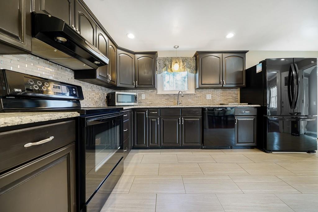 38 Kinnicutt Road Worcester, MA 01602 - Photo 3 of 25 Gallery Image 3