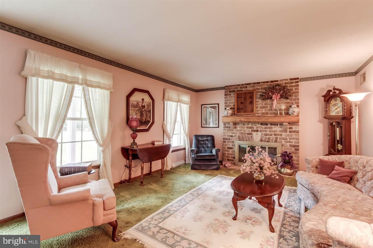 817 Greenbriar Road York, PA 17404 - Photo 3 of 27 Gallery Image 3