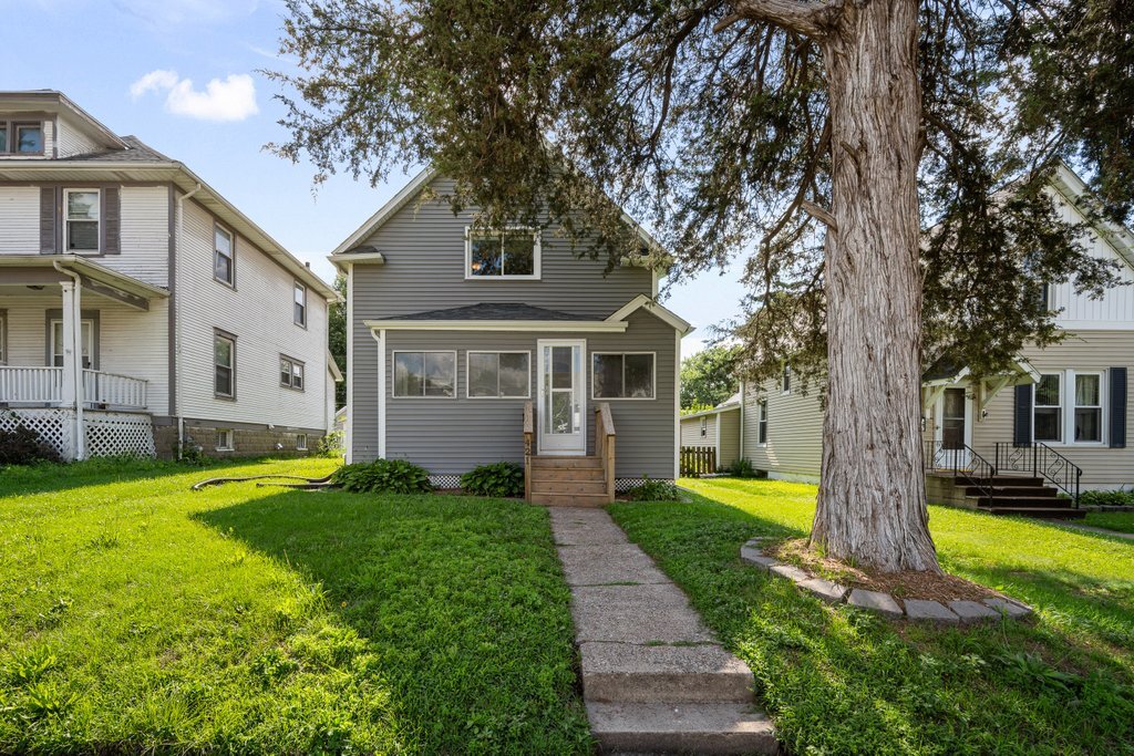 421 39th Street Moline, IL 61265 - Photo 2 of 28