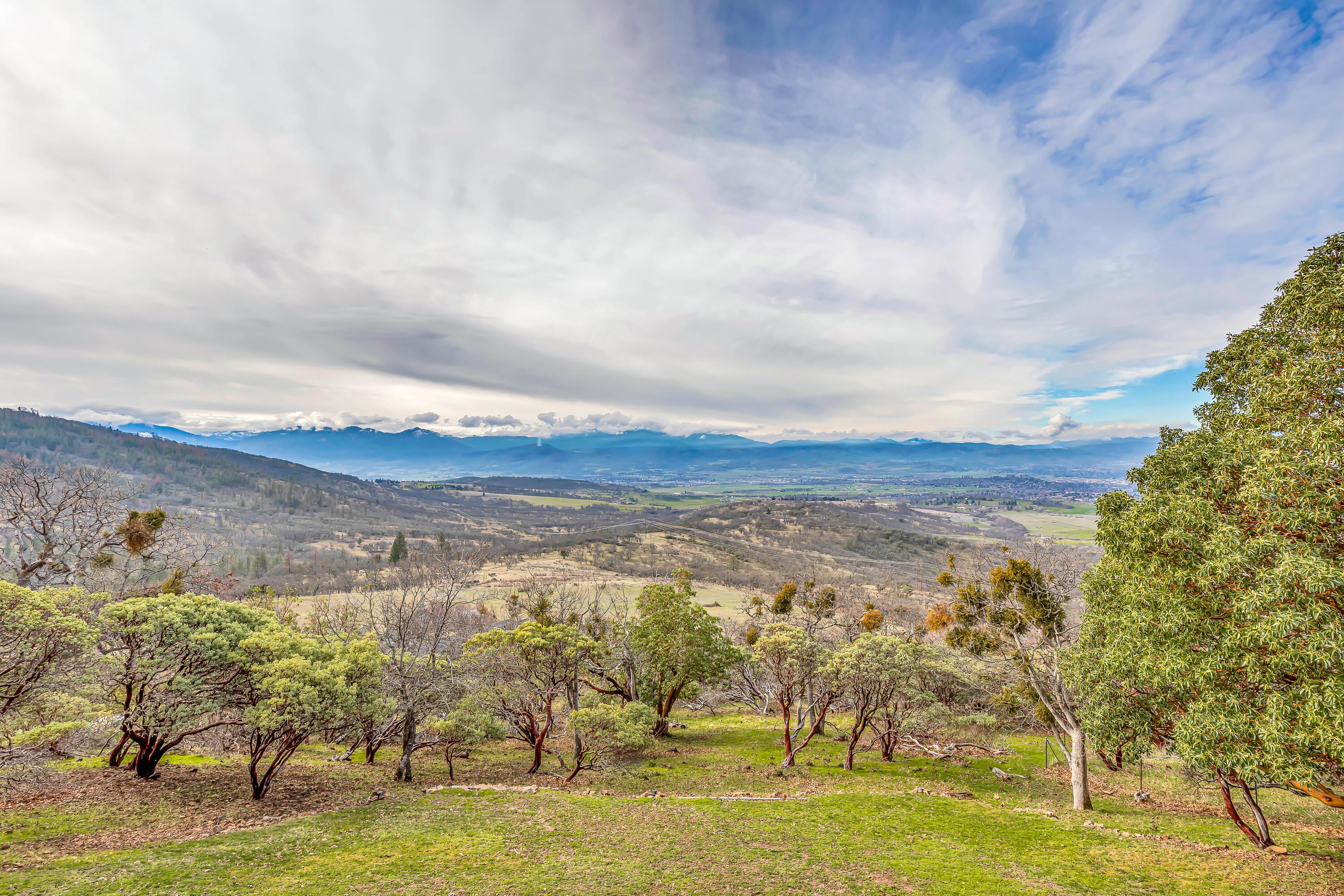 6550 Hillcrest Road Medford, OR 97504 - Photo 2 of 62 Amazing Panoramic Views!