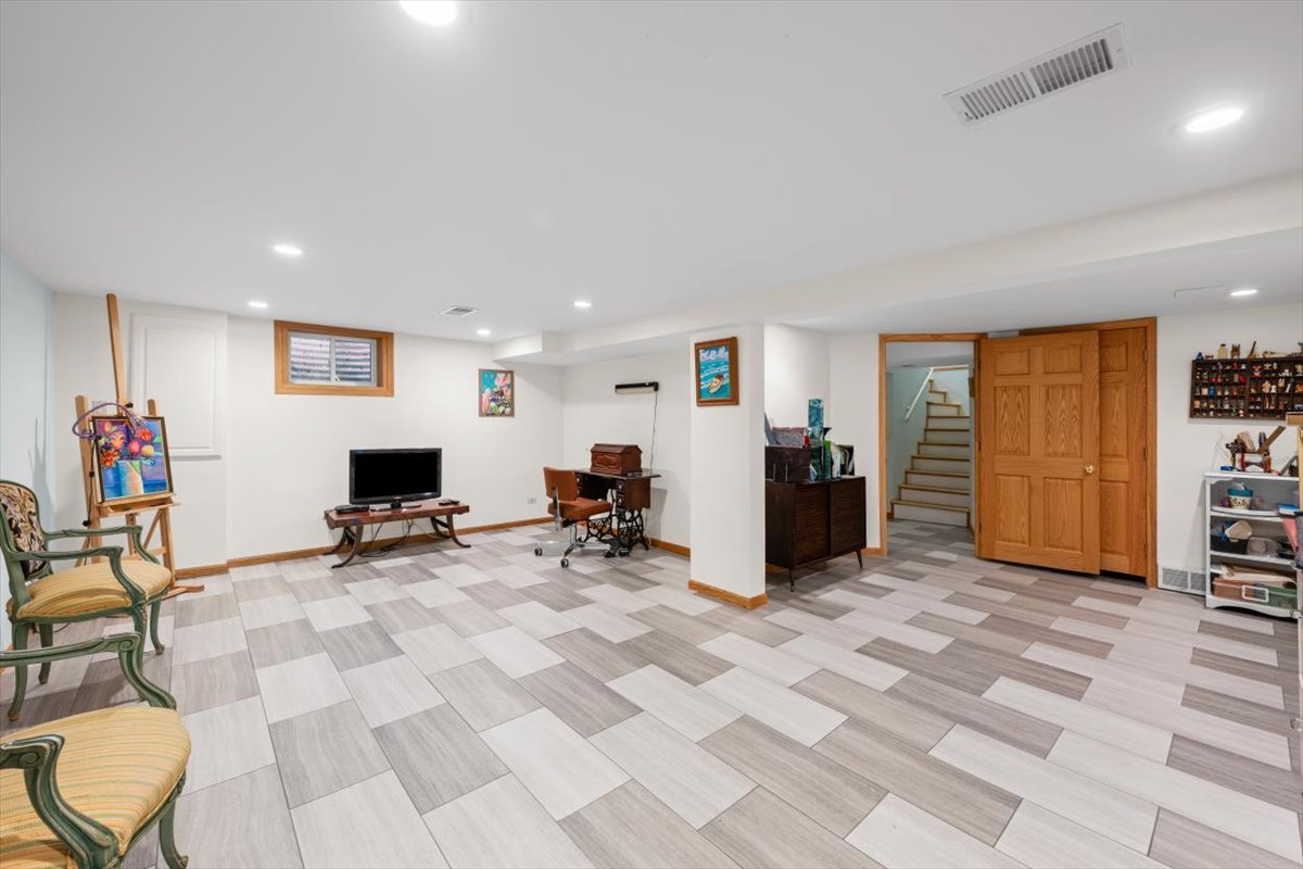 3296 Brook Road Highland Park, IL 60035 - Photo 16 of 21 a view of a livingroom with furniture and a livingroom