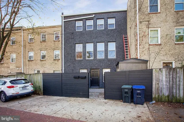 a couple of cars parked in front of a brick building