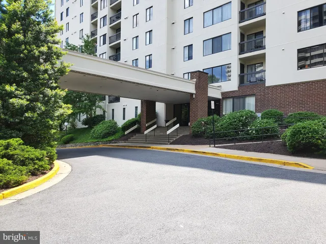 a house view with a outdoor space