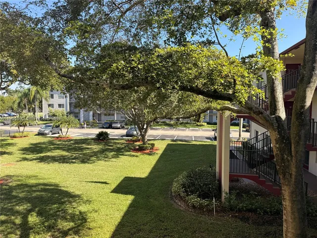 a view of yard with tree