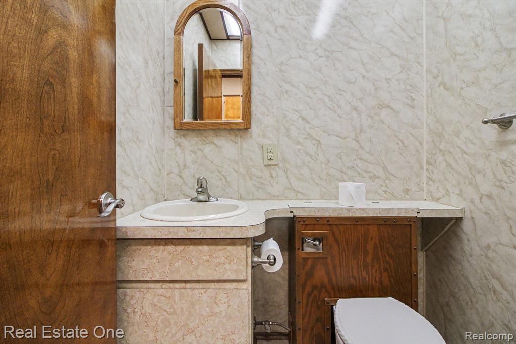 1347 East Square Lake Road Troy, MI 48085 - Photo 8 of 22