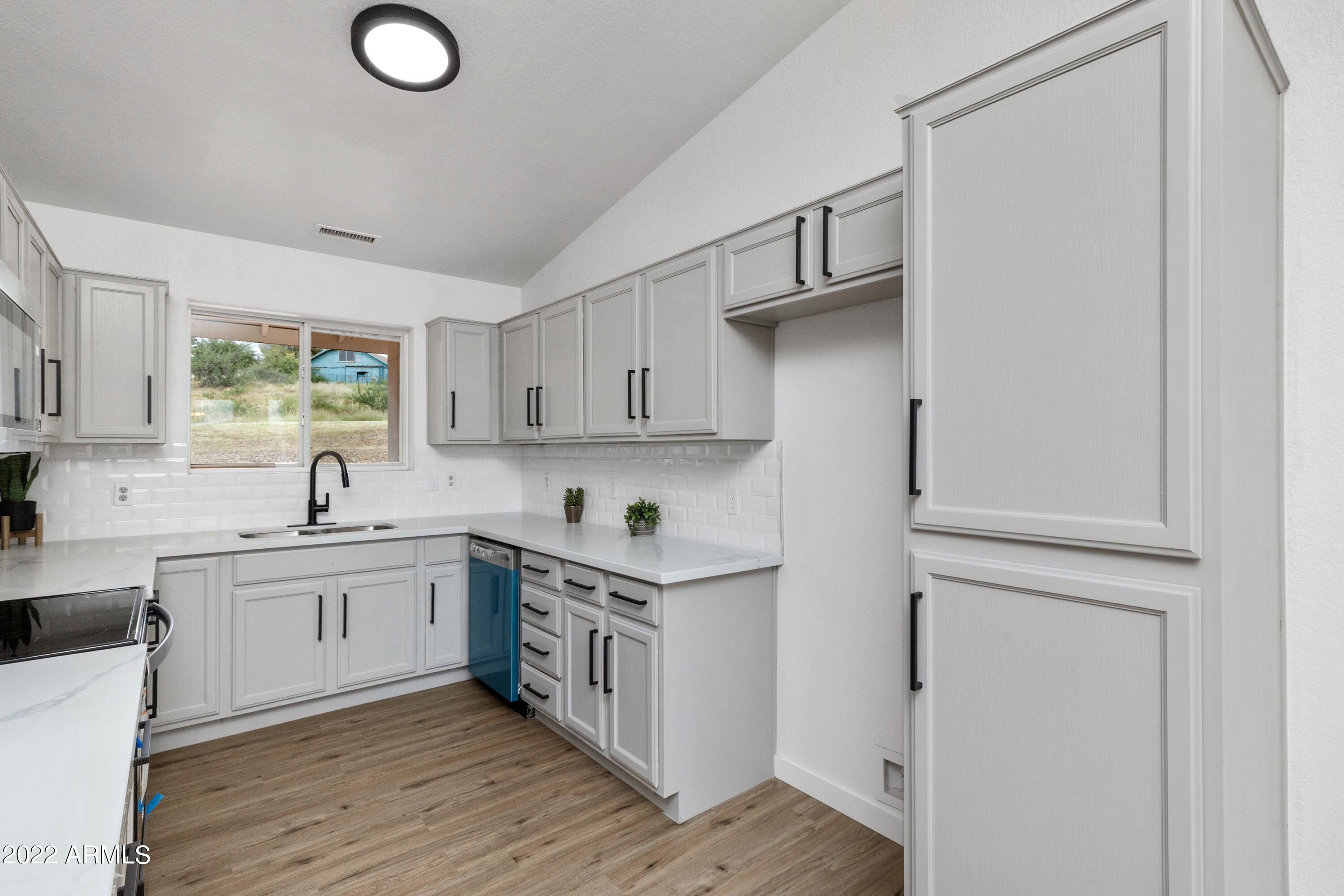 17689 East Jackrabbit Road Mayer, AZ 86333 - Photo 8 of 20 009_Kitchen