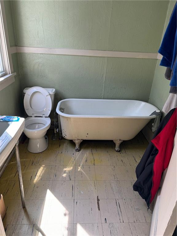 827 Peralta Street Pittsburgh, PA 15212 - Photo 4 of 11 a bathroom with a toilet and a bathtub