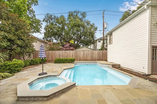 a view of a backyard