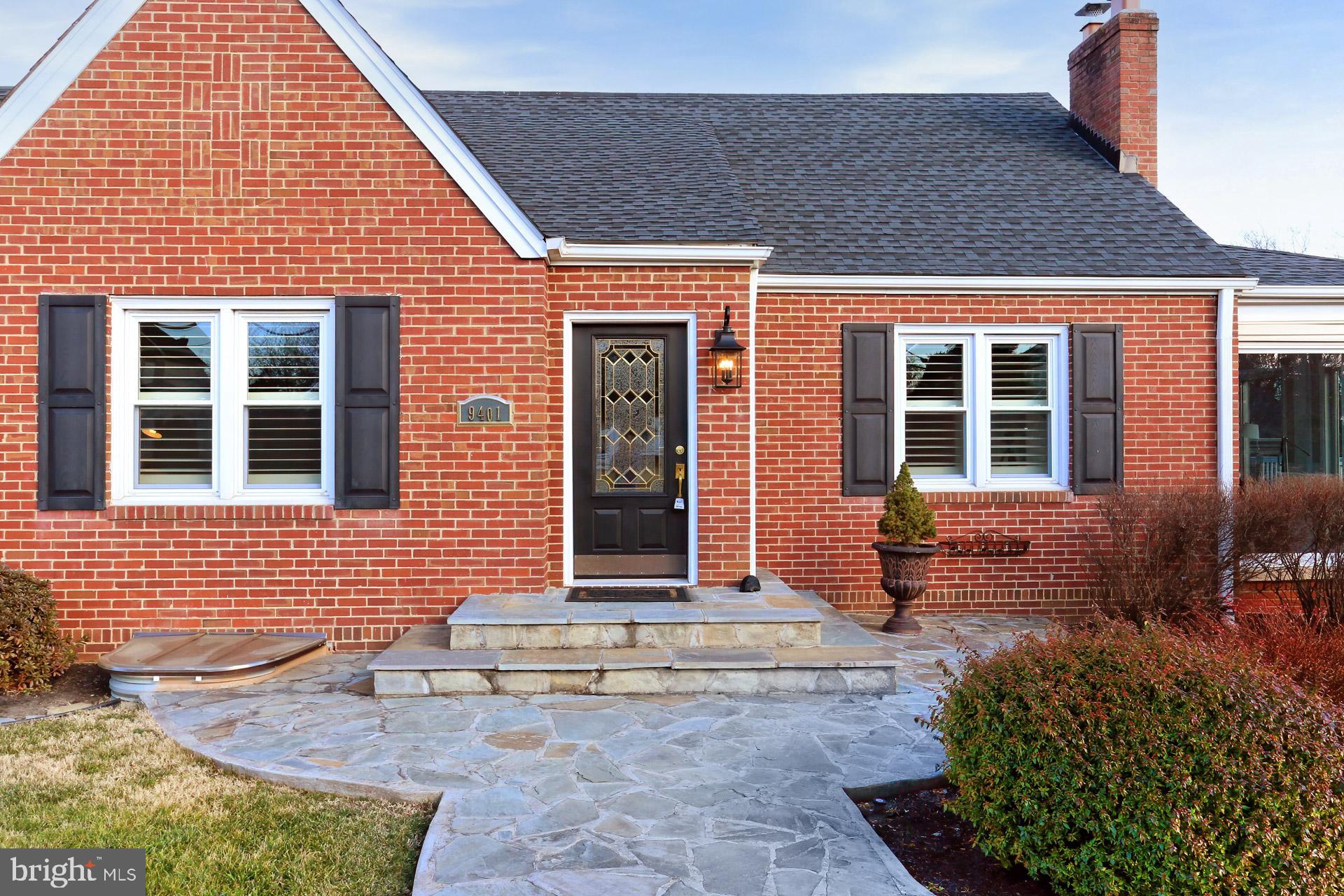 9401 Ox Road Lorton, VA 22079 - Photo 3 of 51 Lead glass embellished front door.