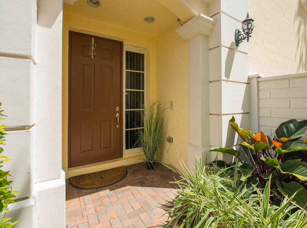 624 Northeast Francesca Lane Boca Raton, FL 33487 - Photo 6 of 64 624 NE Francesca Lane-19
