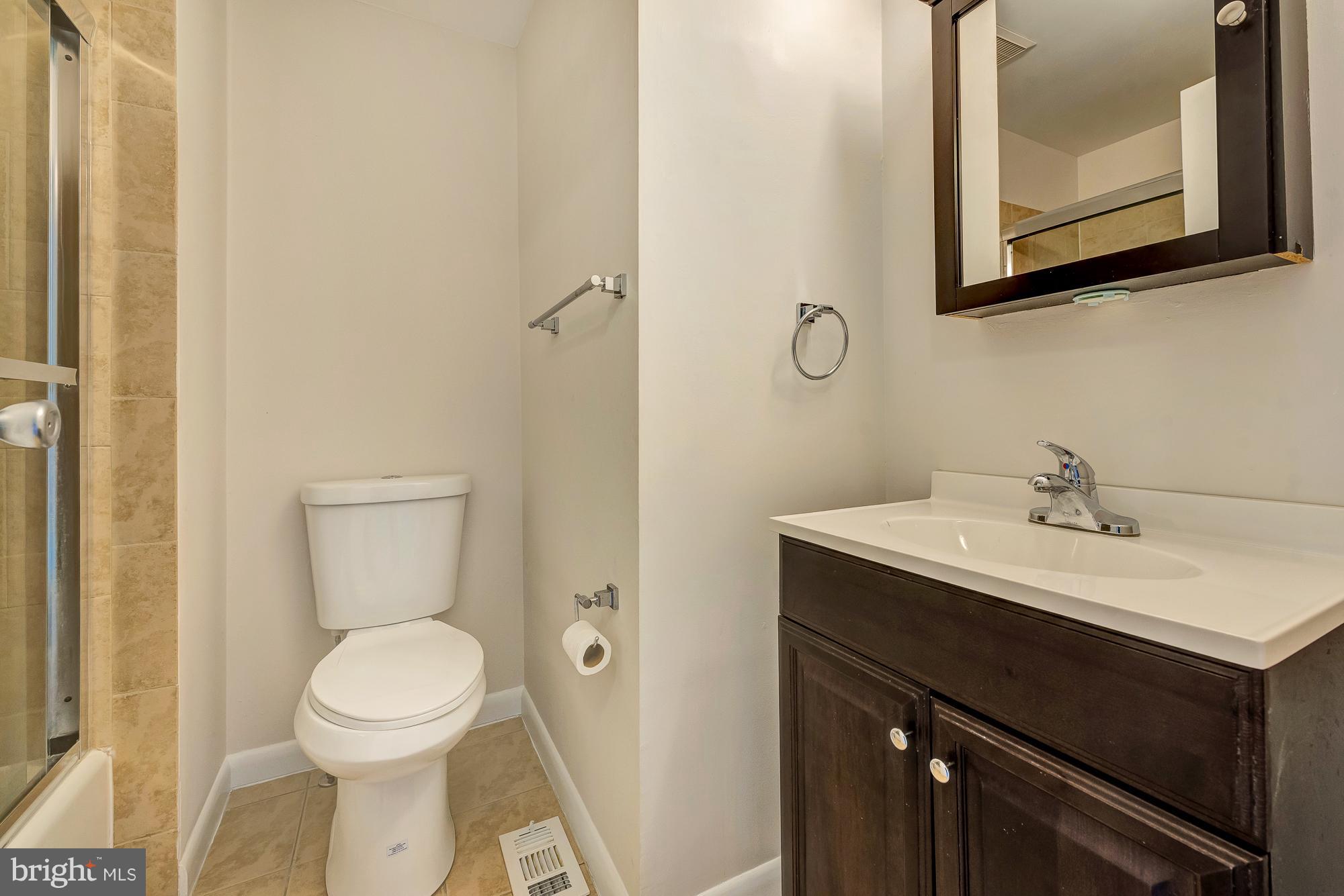 17624 Kohlhoss Road Poolesville, MD 20837 - Photo 24 of 36 a bathroom with a toilet sink and mirror