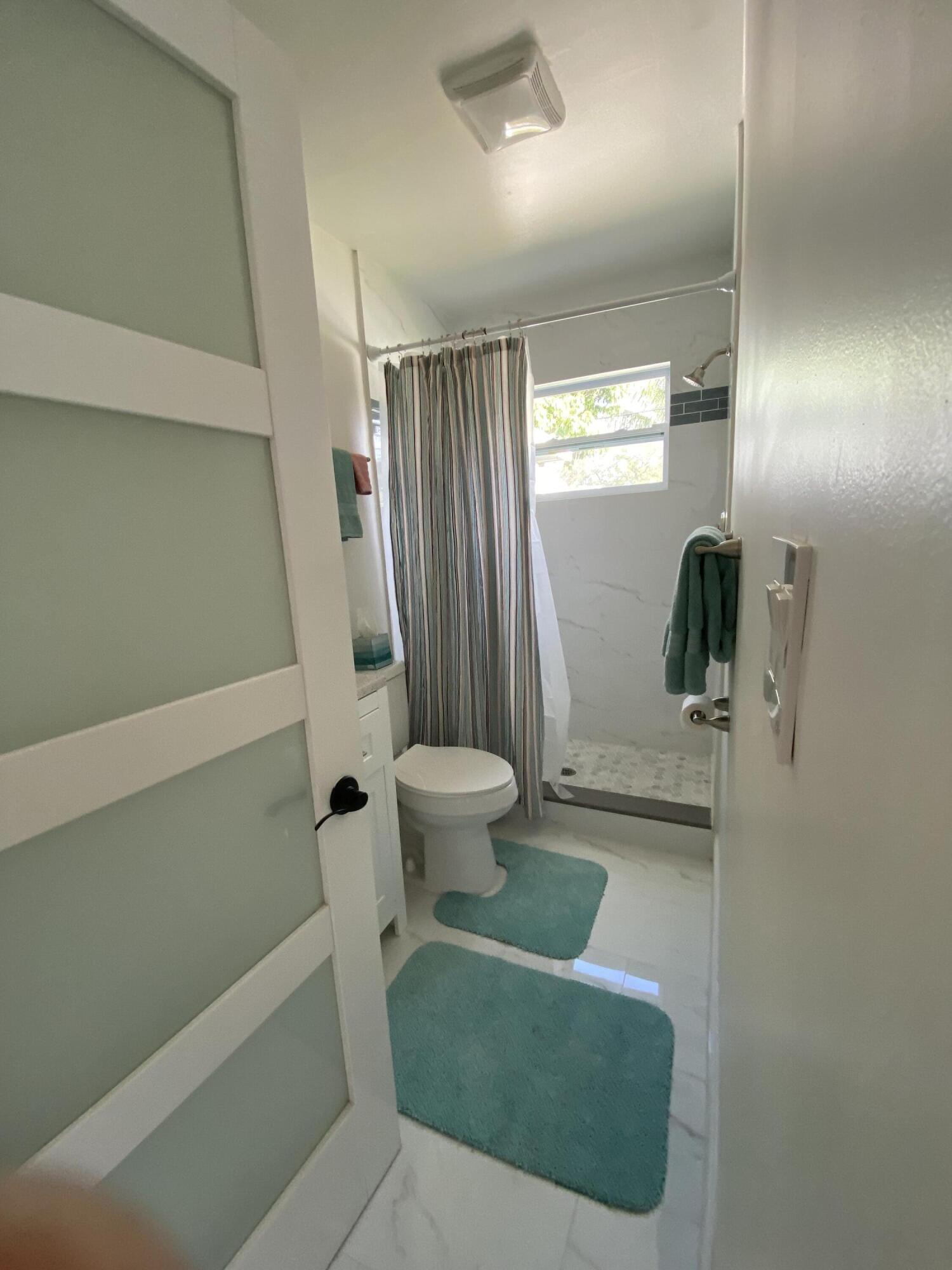 503 North Pennock Lane Jupiter, FL 33458 - Photo 14 of 25 17. Guest bath III