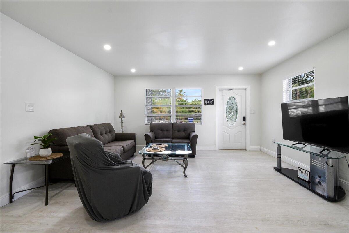 503 North Pennock Lane Jupiter, FL 33458 - Photo 7 of 25 10-LUX1871