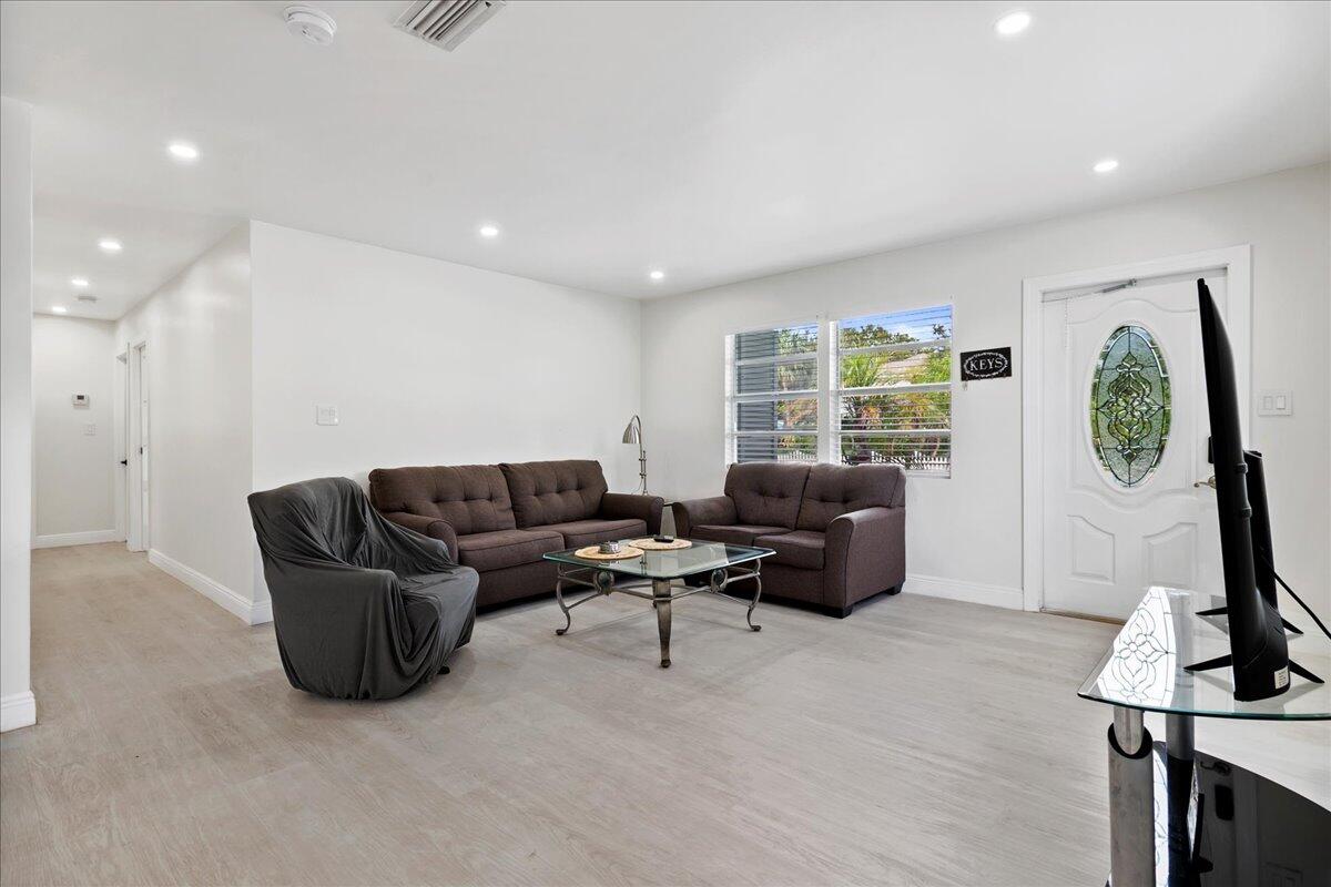 503 North Pennock Lane Jupiter, FL 33458 - Photo 8 of 25 12-LUX1881