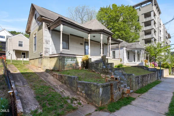 a view of a house with backyard and porch