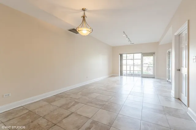 $2,975 | 5758 North California Avenue, Unit 1C, Chicago, IL 60659