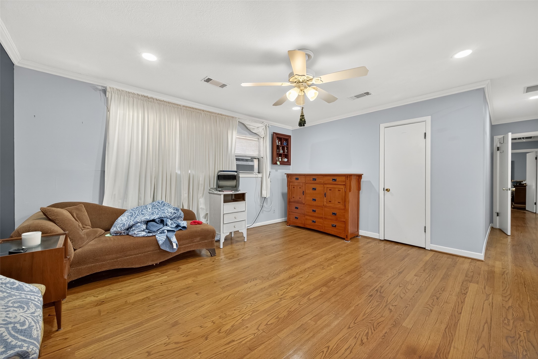 5326 Redstart Street Houston, TX 77096 - Photo 19 of 41 a living room with furniture and kitchen view