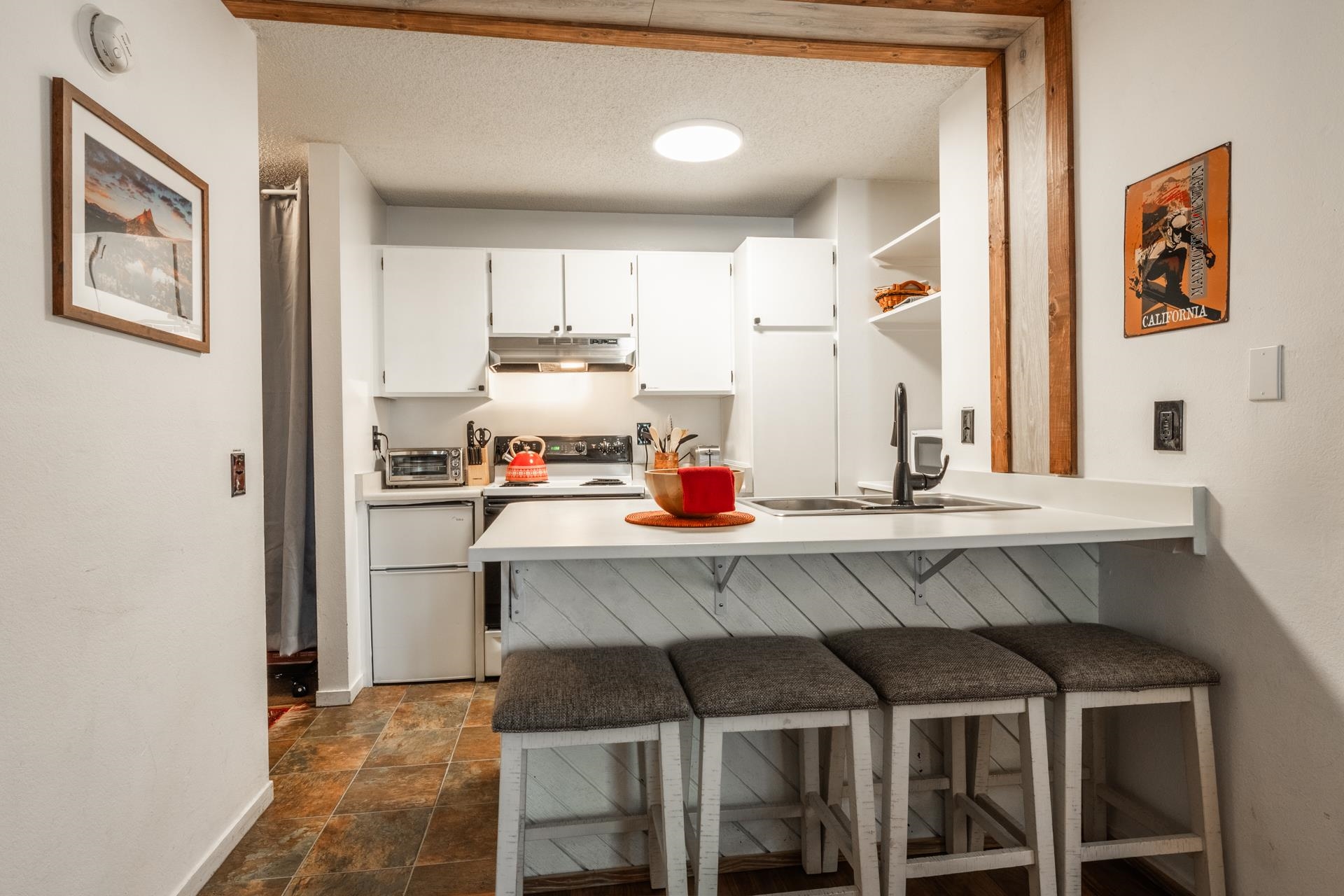 2499 Sierra Nevada Road, Unit R2 Mammoth Lakes, CA 93546 - Photo 9 of 28 a kitchen with a table and chairs in it