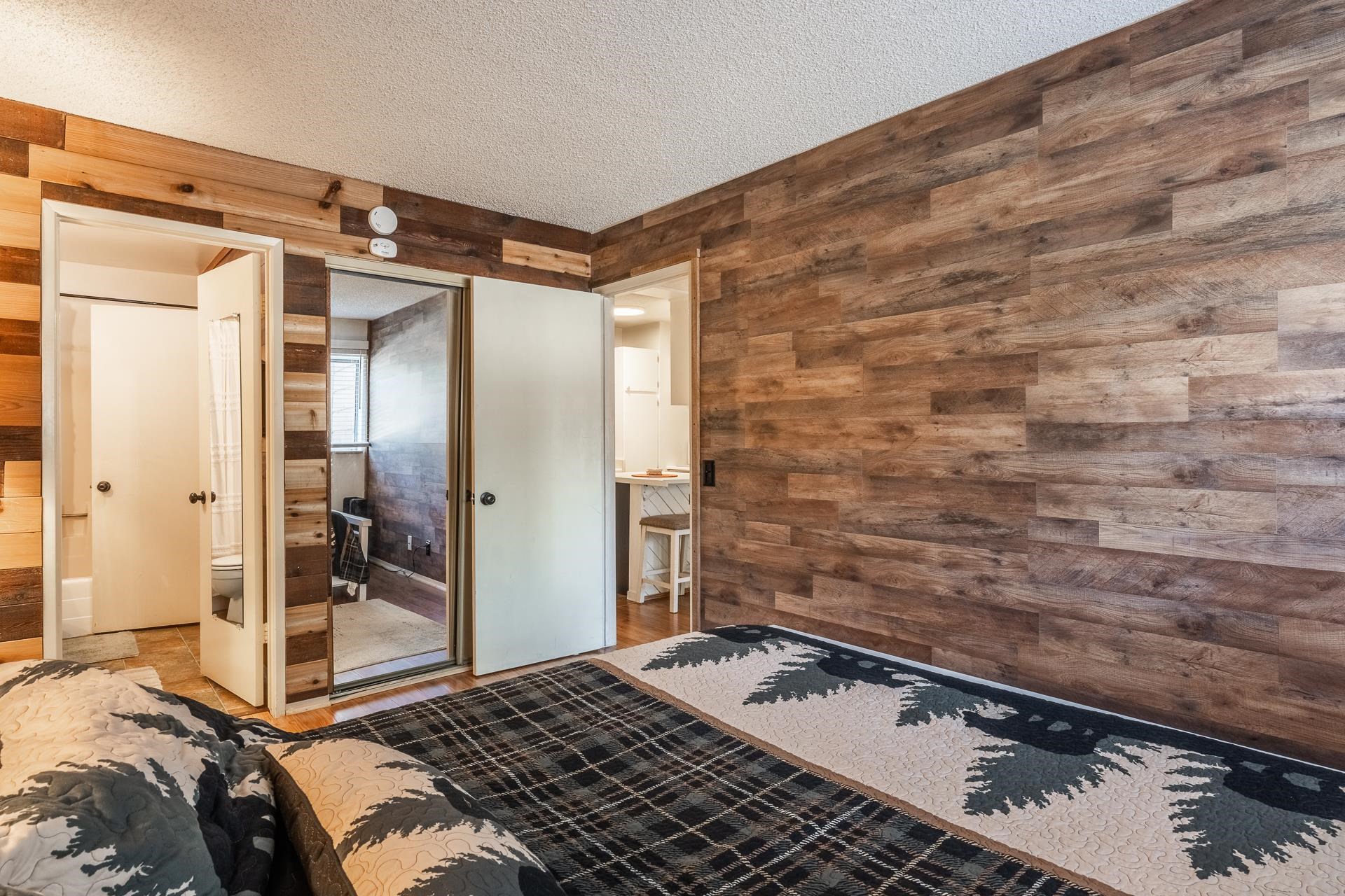 2499 Sierra Nevada Road, Unit R2 Mammoth Lakes, CA 93546 - Photo 15 of 28 a bedroom with a bed and a shower