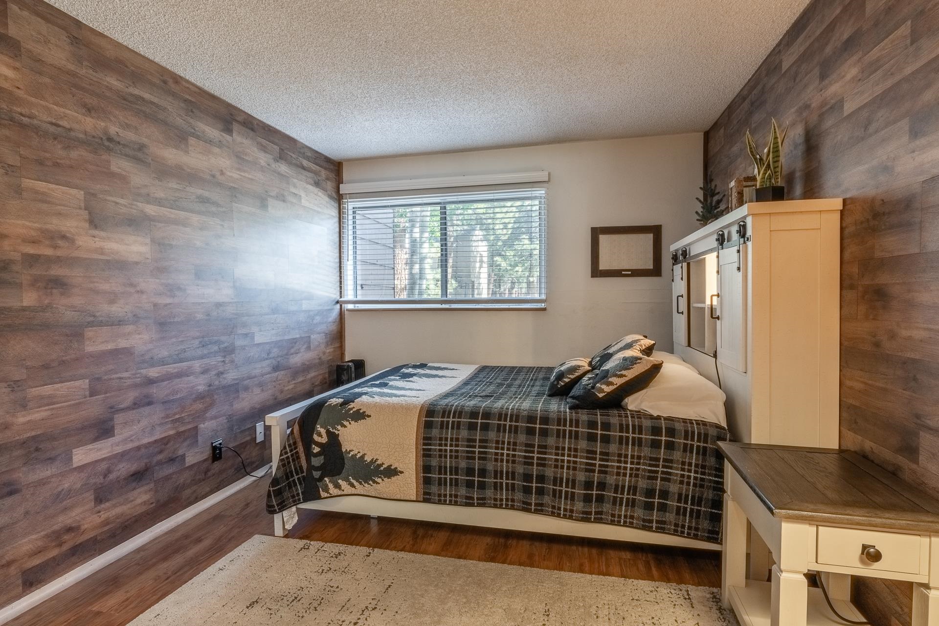 2499 Sierra Nevada Road, Unit R2 Mammoth Lakes, CA 93546 - Photo 16 of 28 a bedroom with a bed and a window