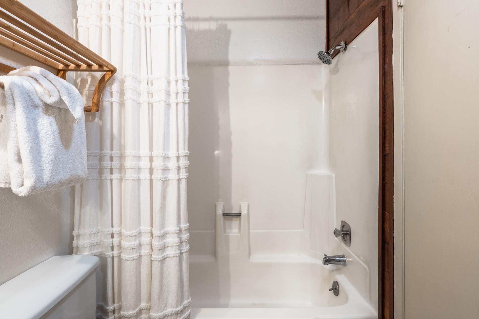 2499 Sierra Nevada Road, Unit R2 Mammoth Lakes, CA 93546 - Photo 19 of 28 a bathroom with a shower and a tub