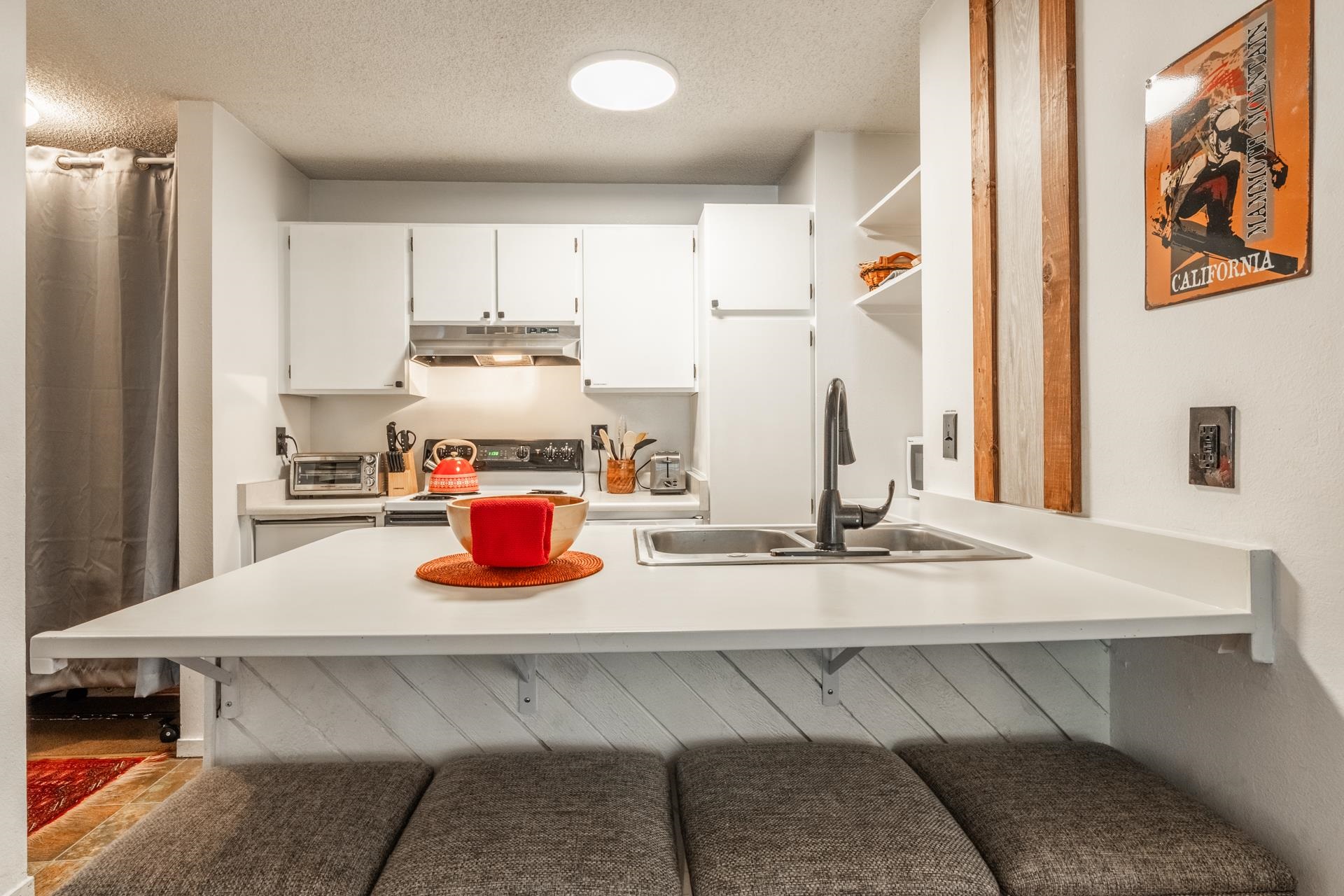 2499 Sierra Nevada Road, Unit R2 Mammoth Lakes, CA 93546 - Photo 2 of 28 a kitchen with a table and chairs