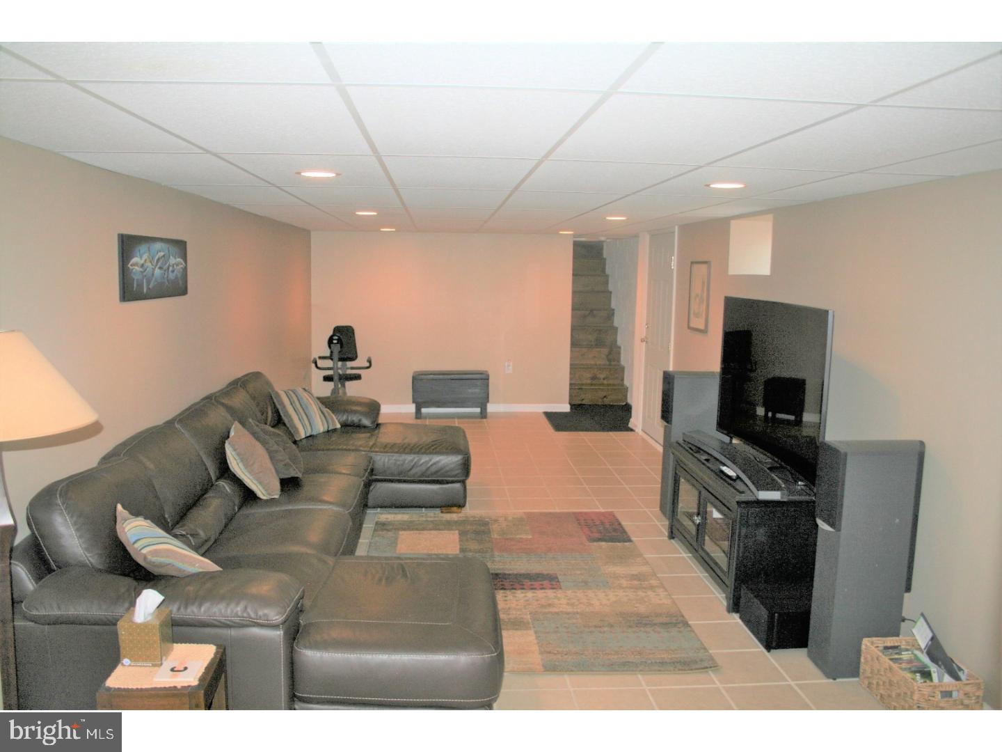 28 Weyburne Road Trenton, NJ 08690 - Photo 18 of 25 Family Room