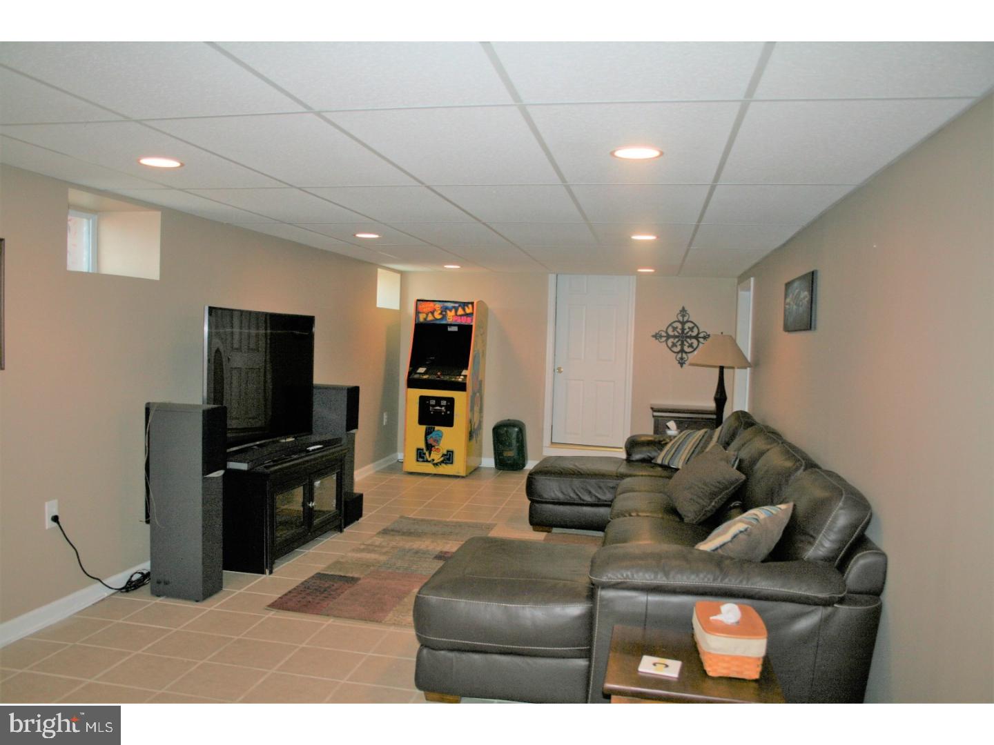 28 Weyburne Road Trenton, NJ 08690 - Photo 19 of 25 Family Room