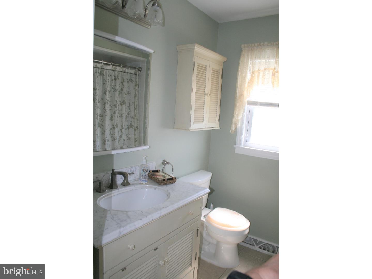 28 Weyburne Road Trenton, NJ 08690 - Photo 20 of 25 Bathroom