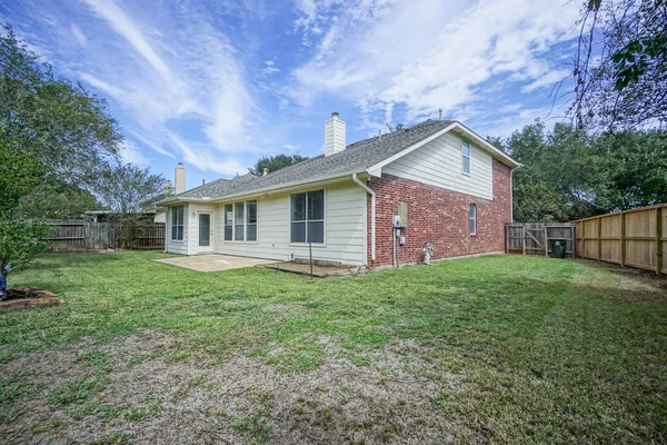a view of a house with backyard and garden