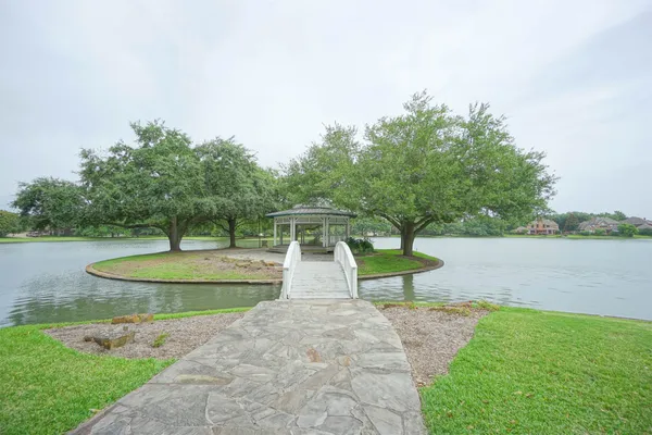 a park view with a entertaining space