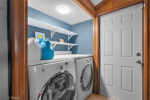 a view of living room washer and dryer