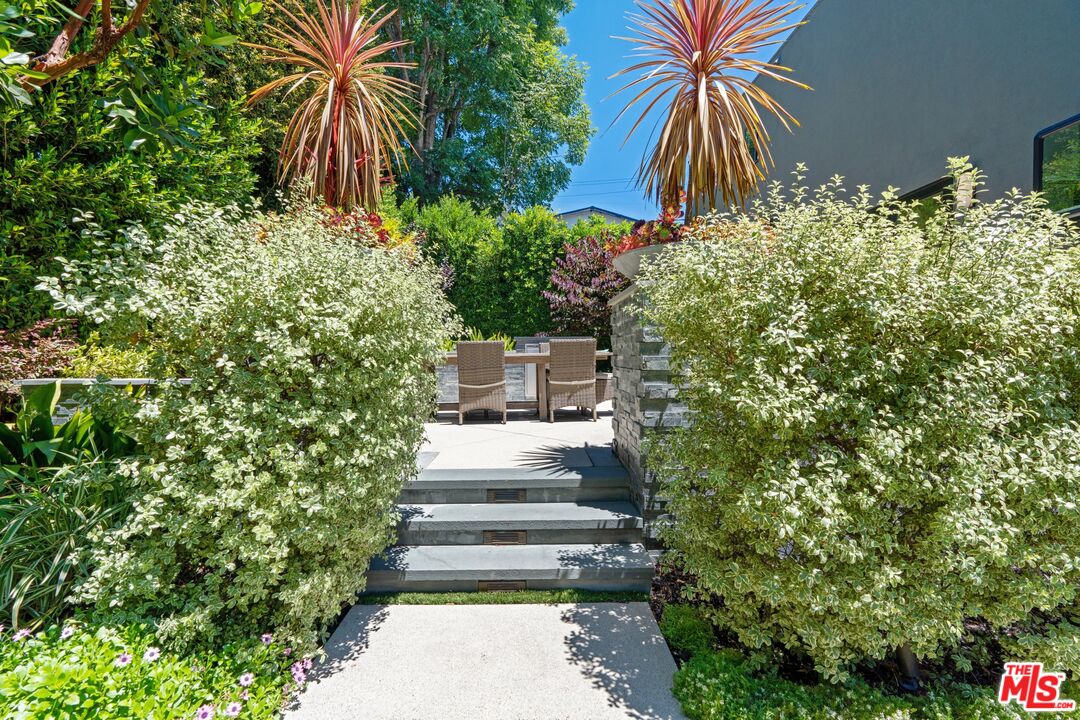 2903 Nichols Canyon Road Los Angeles, CA 90046 - Photo 4 of 38