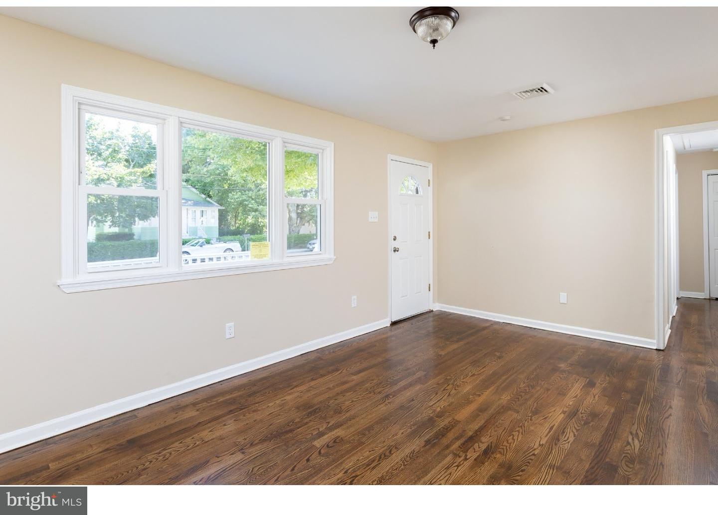39 Harvard Road Pennsville, NJ 08070 - Photo 3 of 18 Living Room