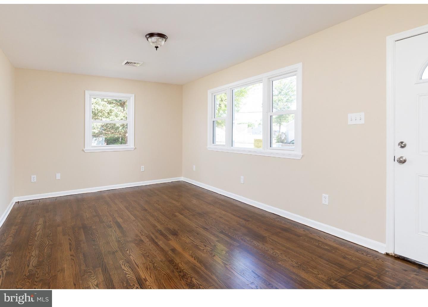 39 Harvard Road Pennsville, NJ 08070 - Photo 4 of 18 Living Room