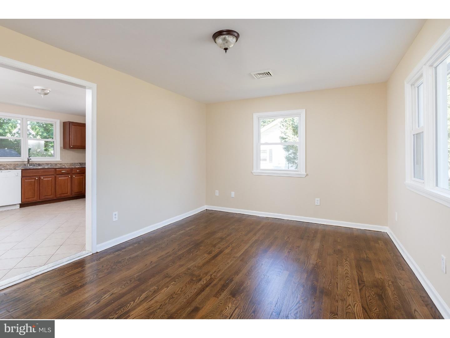 39 Harvard Road Pennsville, NJ 08070 - Photo 5 of 18 Living Room