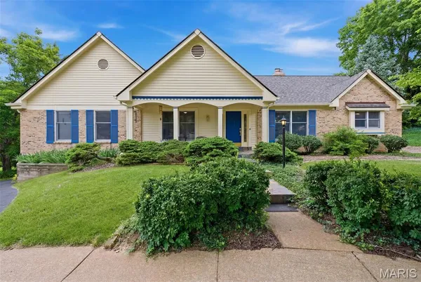 $689,000 | 201 West Manor Drive, Chesterfield, MO 63017