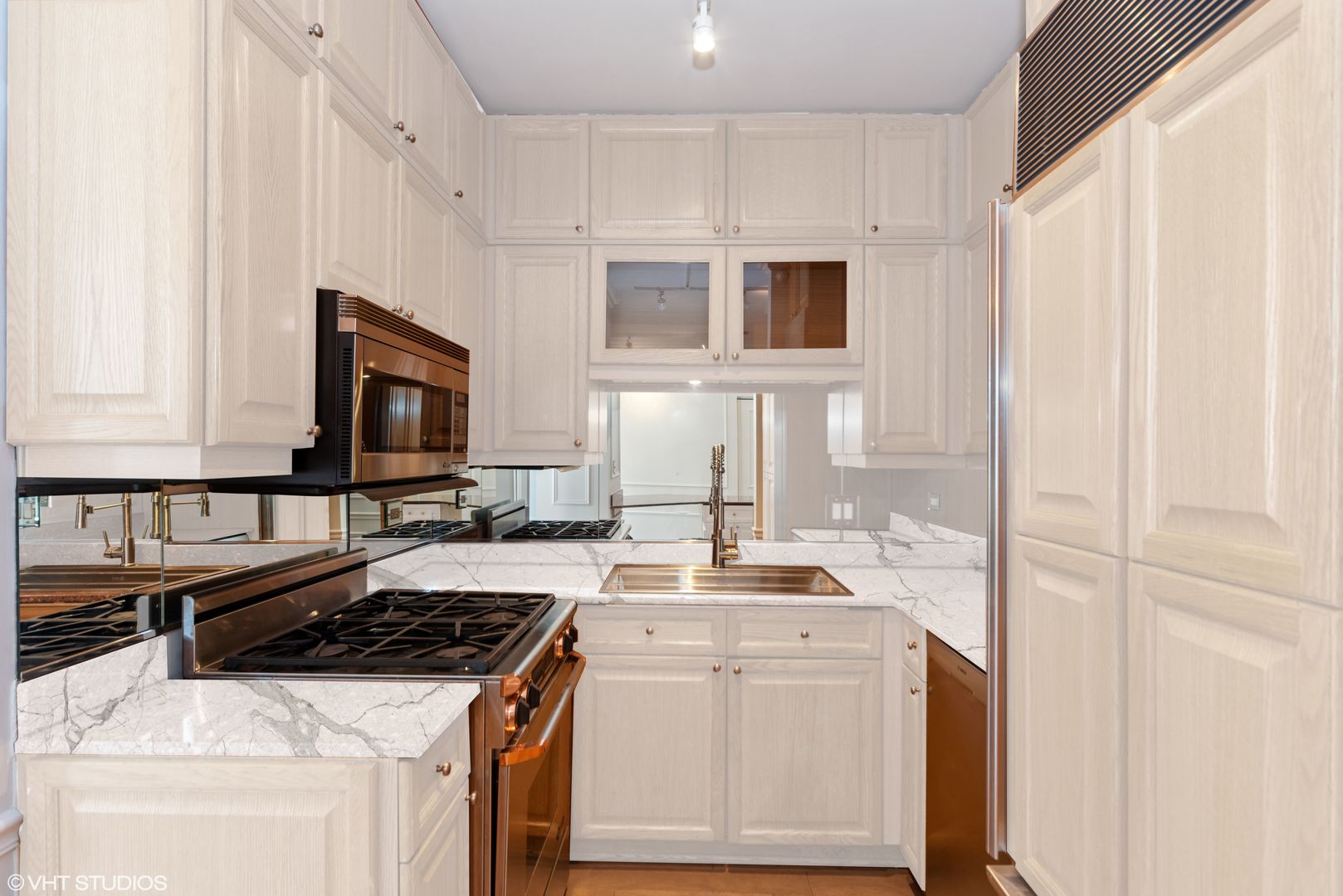 21 West Chestnut Street, Unit 709 Chicago, IL 60610 - Photo 3 of 24