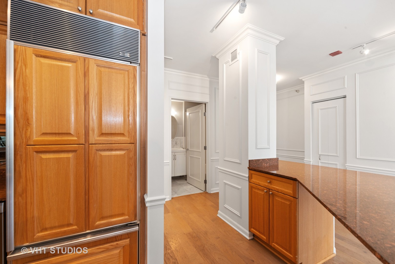 21 West Chestnut Street, Unit 709 Chicago, IL 60610 - Photo 4 of 24