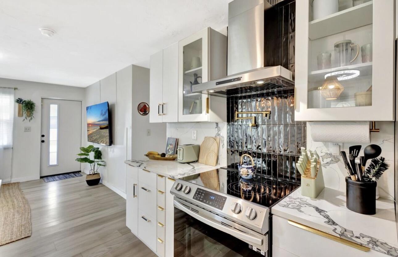 115 West 31st Court Riviera Beach, FL 33404 - Photo 5 of 21 Kitchen View To Front Door