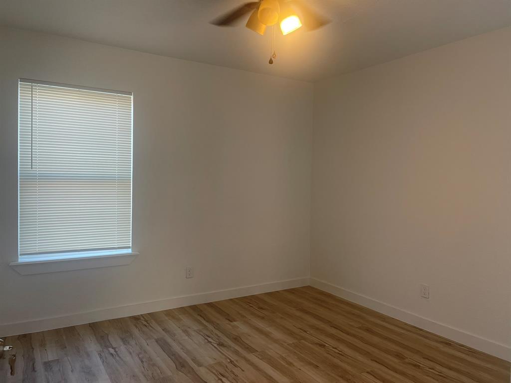 2512 East Overton Road Dallas, TX 75216 - Photo 16 of 21 an empty room with a window