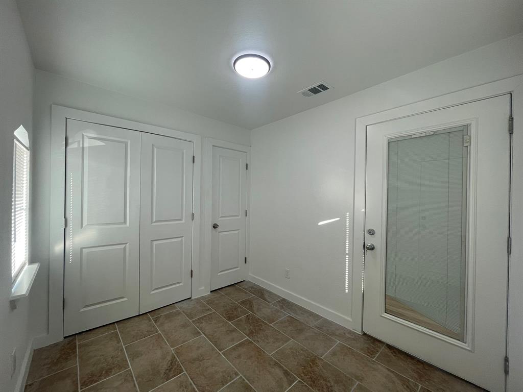 2512 East Overton Road Dallas, TX 75216 - Photo 5 of 21 a view of an empty room