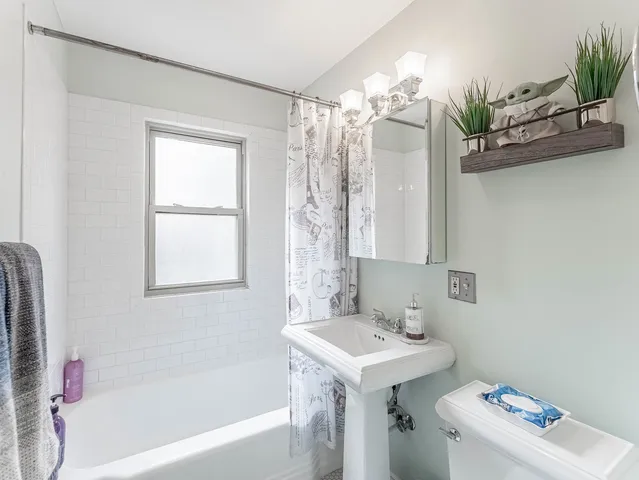 $244,000 | 1038 Superior Street, Unit 1W, Oak Park, IL 60302