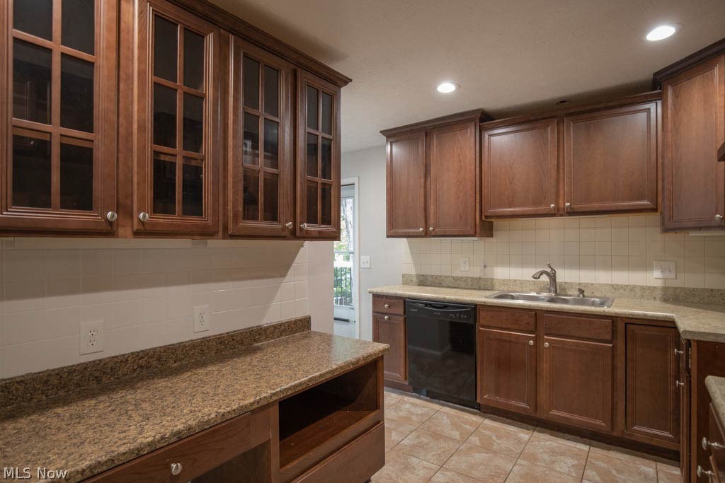 920 Beverly Road Cleveland, OH 44121 - Photo 5 of 29 Built-in desk in the kitchen.