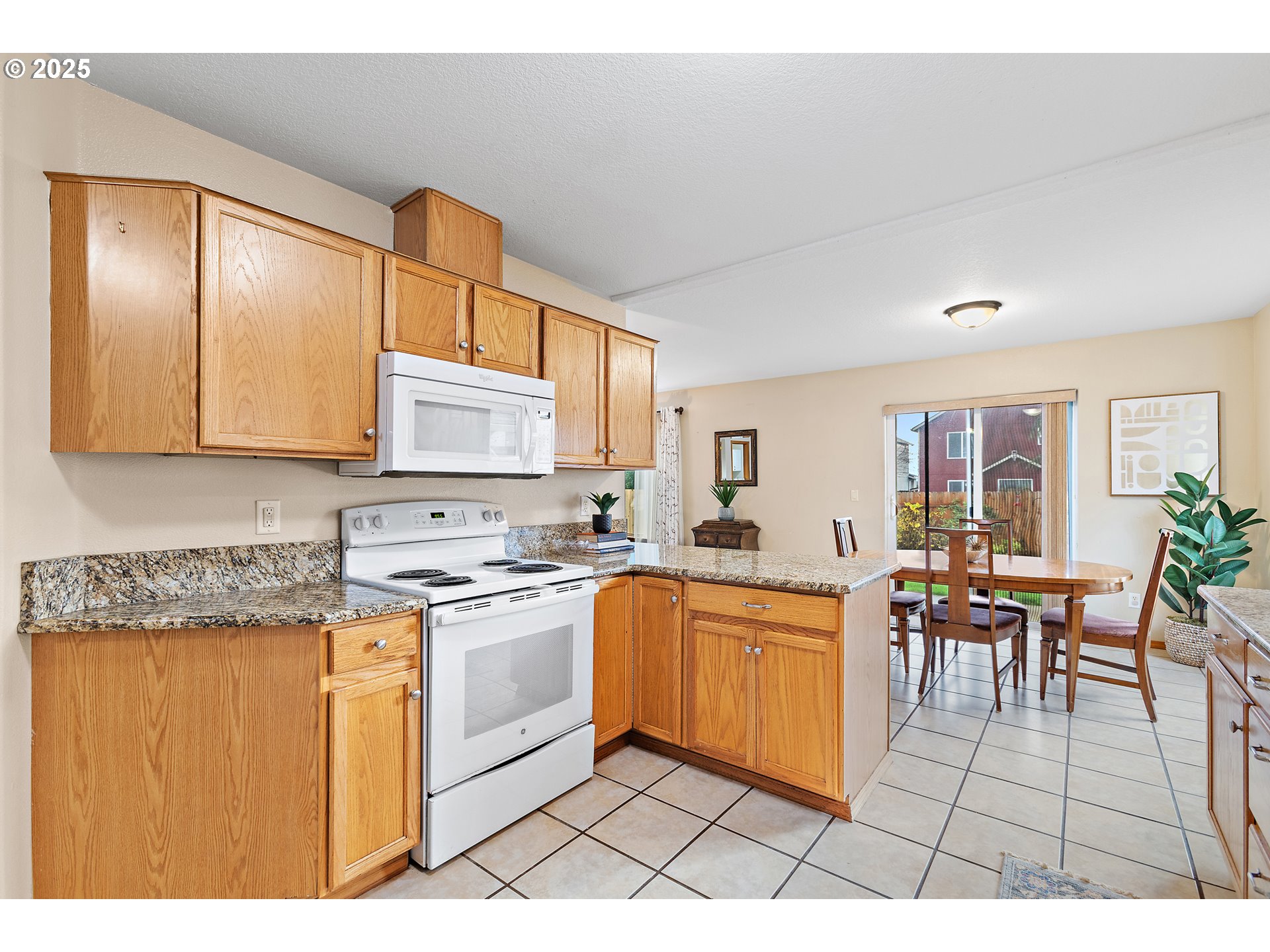 20794 Walnut Street Northeast Aurora, OR 97002 - Photo 17 of 36 Kitchen/Dining Room