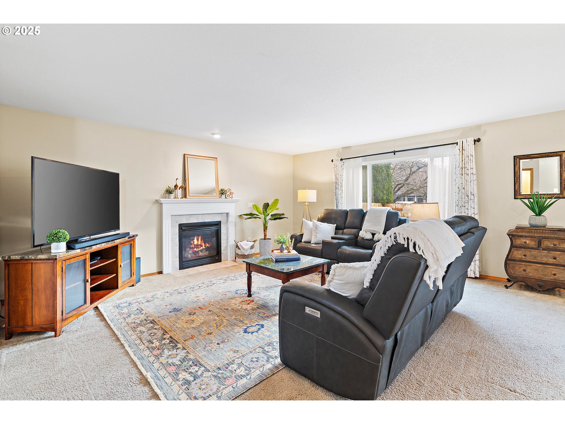 20794 Walnut Street Northeast Aurora, OR 97002 - Photo 4 of 36 Living Room