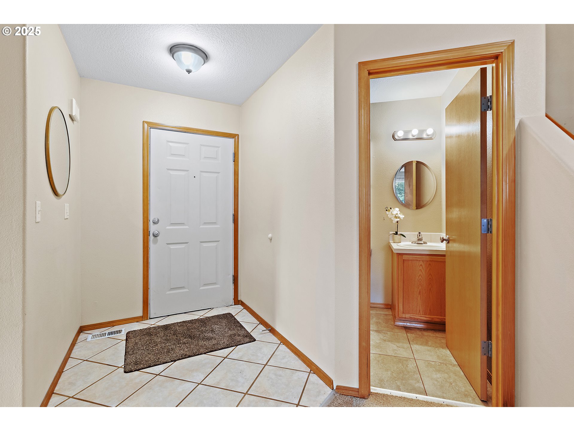 20794 Walnut Street Northeast Aurora, OR 97002 - Photo 9 of 36 Entrance/Foyer